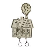 UP Animasyon Evi Ahşap Duvar Anahtarlığı - Carl ve Ellie Figürlü Dekoratif Anahtar Askısı, Popüler Film Hayranı Hediyesi, 24x15 cm (BEJ)