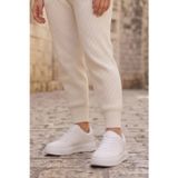 Urban Pure White Comfort: Minimalist Beyaz Kadın Spor Ayakkabı