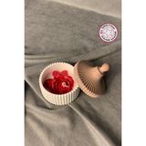 Uretti - Ayşe 7362 El Yapımı Taş Tozu Dekoratif Kapaklı Mumluk Içinde Kırmızı Gül Motifli Mum - 8 x 10 cm - 1 Adet
