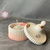 Uretti - Ayşe 7362 El Yapımı Taş Tozu Mumluk Içinde Beyaz Gül Motifli Mum - 8 x 10 cm - Kırmızı - 1 Adet