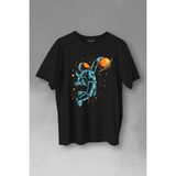 Uzayda Satürn Gezegeni Yanında Basketbol Oynayan Astronot Basketball Baskılı Tişört Unisex T-Shirt - Siyah - M