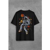 Uzayda Satürn Gezegeni Yanında Basketbol Oynayan Astronot Sırt Ön Baskılı Oversize Tişört Unisex T-Shirt