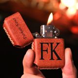 Vagave Benzinli Çakmak Hakiki Deri El Yapımı Zippo Tarzı Çakmak İsme Özel Deri Kaplama Benzinli Erkek Çakmak Hediyelik Çakmak Doğum Günü Yıl Dönümü Hediyesi - Taba