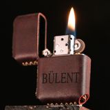 Vagave Kişiye Özel Benzinli Çakmak Hakiki Deri Kaplama Zippo Tarzı Çakmak isme Özel Çakmak Benzinli Erkek Çakmak Doğum Günü Yıl Dönümü Hediyesi Babaya Kocaya Hediye - Kahverengi