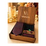 vavazel Premium Ahşap Kutulu Erkek Kravat Seti – 7.5 cm Klasik Bordo Şal Desenli Kravat, Mendil, Çorap ve Kol Düğmeli Hediye Seti