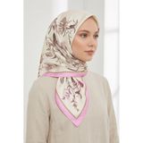 Vera Desenli İpek Dokulu Twill Eşarp 90x90 cm | Vera Eşarp, günlük kombinlerden özel davet stiline kadar şıklığı tamamlayan modern bir tasarım sunar.