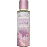 Victoria's Secret Velvet Petals Daydream Vücut Spreyi 250ml Havadar Çiçekler ve Tatlı Krema Cinsiyet: Kadın