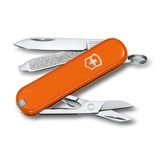 Victorinox 0.6223.83G Mango Tango Classic Çakı, Turuncu | Makaslı ve tırnak törpülü mini çakı. Anahtarlık, seyahat ve EDC için ideal, 58 mm, İsviçre yapımı