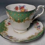 Vintage Çay Fincanı ve Tabağı Seti, Yeşil-Beyaz Desenli, Çiçek Motifli, Altın Yaldızlı Porselen