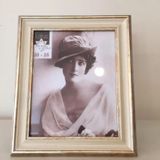 Vintage Eskitme Ahşap Fotoğraf Çerçevesi, 20x25 cm, Krem, Ayaklı, Kadife Kaplı