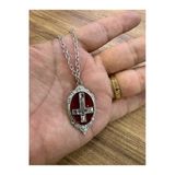 Vintage Kırmızı Taşlı Gotik Haç Kolye – Unisex Metal Zincirli Alternatif Tasarım