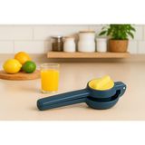 Vios Store El Tipi Narenciye ve Limon Sıkacağı – Kapaklı Filtreli Tasarım, Dayanıklı ABS Gövde, Portakal Mandalina Limon İçin Uygun, Ergonomik Saplı Pratik Mutfak Sıkacağı (LACİVERT-SARI)