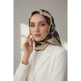 Vissona %100 Twill İpek Geometrik Kare Desenli Bej - Lacivert Renkli 90x90 Eşarp Dikim Şekli : El Dikişi