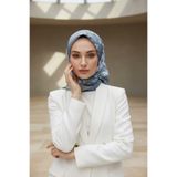 Vissona %100 Twill İpek Geometrik Ve Çiçek Desenli Bebe Mavisi Renkli 90x90 Eşarp Dikim Şekli : El Dikişi