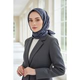 Vissona %100 Twill İpek Monogram Desenli Gri Renkli 90x90 Eşarp Dikim Şekli : El Dikişi
