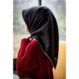Vissona % 57 İPEK % 43 VİSKON Twill İpek Minik V Desenli Siyah Renkli 90x90 Eşarp Dikim Şekli : El Dikişi
