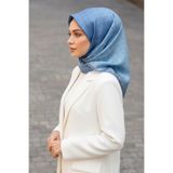 Vissona % 57 İPEK % 43 VİSKON Twill İpek Monogram Desenli Bebe Mavisi Renkli 90x90 Eşarp Dikim Şekli : El Di