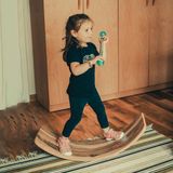 Wavy Board Amerikan Ceviz Laminant Yüzey Pembe Renk Keçeli Denge Tahtası