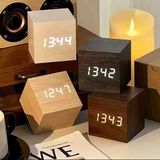 Wolawood Dijital Kare Küp Saat 12/24 Pilli & Usb'li Modern Dokunuş, Ses Sensörlü Ahşap Görünümlü - Termometre & Alarm Özellikli Masa Saati - Çok Renkli