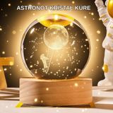 YamanHobi 5 cm 3D Kristal Astronot Küre Lamba – Dekoratif LED Işıklı Ahşap Stand