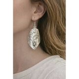 Yaprak Formlu Yüz Detaylı Metal Küpe – Sallantılı Tasarım Küpe