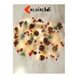 Yenigeldi Işıklı Yılbaşı Çelengi – LED Gün Işık, Çam Kozalaklı ve Meyveli Dekorasyon