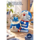 Yenilig 1 Adet Doraemon Figürlü Kar Küresi – Kitap Üstü Biblo, Cam Küre, Poliresin Taban, Mavi Beyaz Dekoratif Snow Globe Figurine