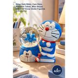 Yenilig 4 Adet Doraemon Figürlü Kar Küresi – Kitap Üstü Biblo, Cam Küre, Poliresin Taban, Mavi Beyaz Dekoratif Snow Globe Figurine
