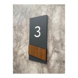 Yönline Dikey Kapı Numarası Ahşap Detaylı Antrasit Pleksi Mdf Uv Baskılı Arkası Bantlı Side Serisi 15x8 Cm