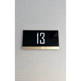 Yönline Gold Şeritli Siyah Parlak Pleksi Kapı Numarası 13x7 cm Kendinden Yapışkanlı