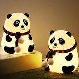 Yumuşak Silikon Panda Mini Gece Lambası Dekoratif Işık Derecesi Ayarlanabilir Yatak Odası Lambası Kitap Okuma Lambası Çocuk Odası 106X112x136mm Qy006 (Atkılı Panda - Qy006) [Enerji Sınıfı A+]