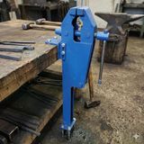 Zargana Ağır Hizmet Tipi Ayaklı Kuyruklu Mengene - 140 Mm / 43 Kg