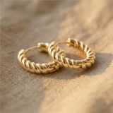 Zeino 14K Altın Kaplama 15 mm Minimal Burgulu Halka Çelik Küpe