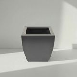 Zenith 30 cm Kare Kavisli Saksı – İç ve Dış Mekan Modern Metal Saksılık (30×30/20 cm)