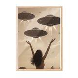 Zestia Ahşap Çerçeveli Tablo, Çölün Sessiz Tanığı – Retro Kadın ve UFO Karşılaşması Poster No: 107487 30 x 40