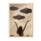 Zestia Ahşap Çerçeveli Tablo, Çölün Sessiz Tanığı – Retro Kadın ve UFO Karşılaşması Poster No: 107487 50 x 70