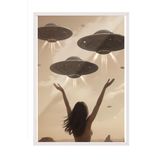 Zestia Beyaz Çerçeveli Tablo, Çölün Sessiz Tanığı – Retro Kadın ve UFO Karşılaşması Poster No: 107487 21 x 30