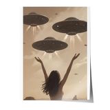 Zestia Çerçevesiz Poster, Çölün Sessiz Tanığı – Retro Kadın ve UFO Karşılaşması Poster No: 107487 30 x 40