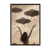 Zestia Siyah Çerçeveli Tablo, Çölün Sessiz Tanığı – Retro Kadın ve UFO Karşılaşması Poster No: 107487 21 x 30