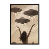 Zestia Siyah Çerçeveli Tablo, Çölün Sessiz Tanığı – Retro Kadın ve UFO Karşılaşması Poster No: 107487 70 x 100