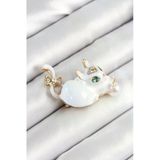 Zirkon Taşlı İnci Detaylı Beyaz 3D Kedi Figürlü Gold Renk Kadın Broş Vice0095