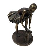 Ayakkabısını Bağlayan Balerin Kadın Polyresin Dekoratif Biblo 18 cm