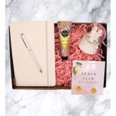 Hediye Kutusu - Defter & Kalem & Kar Küresi & Krem