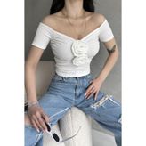 Kayık Yaka Gül Detaylı Crop Bluz