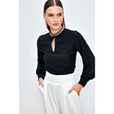 Sateen Yaka Aksesuarlı Bluz - Siyah