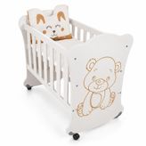Sweetbear Tekerlekli Ahşap Anne Yanı Beşik 50x90 cm | 3 Kademeli Ayarlı Mini Beşik | Taşınabilir Bebek Beşiği | Şirin Ayı Figürlü Tasarım (0–24 Ay)