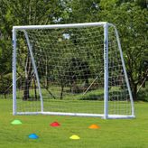 Ultimate Tüm Hava Durumları Futbol Kapısı, PVC, 2,44 m x 1,83 m, Taşınabilir Bahçe, 70 mm kalınlığında PVC direkler, ağ ve entegre kilitleme sistemi.