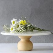 Akayev Mermer 25 cm Ahşap Ayaklı Beyaz Yuvarlak Sunum Tabağı