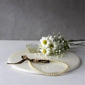 Akayev Mermer 28 cm Beyaz Yuvarlak Sunum Tabağı