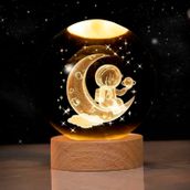 Coverzone Ahşap Standlı Cam Küre Işıklı Göz Yormayan Ay ve Astronot Motifli Masaüstü Aydınlatma Gece Lambası Dekoratif Çocuk Odası Salon Yatak Odası Lamba 6cm x 6cm (Astronot)